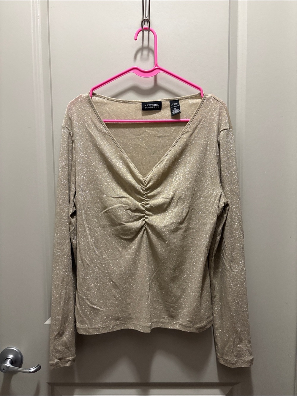 New York & Company Metallic Cream V-Neck Ruched Long Sleeve Top
